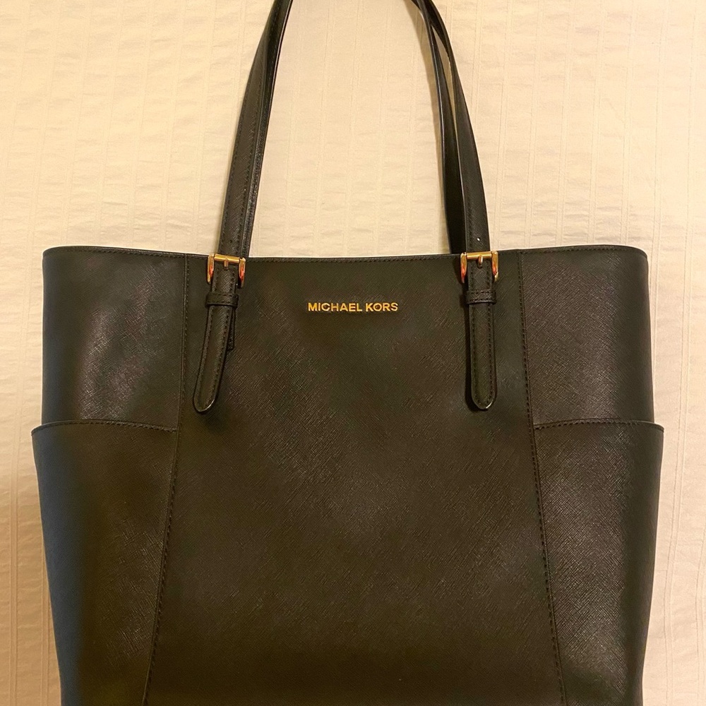 Michael Kors Black Tote with Structured Design and Spacious Interior